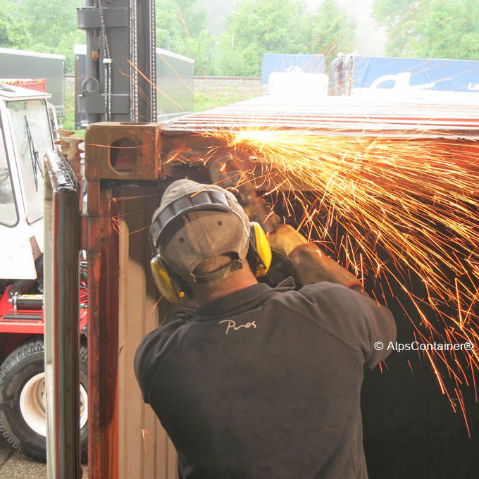 Arbeiter bei der Reparatur eines Containers